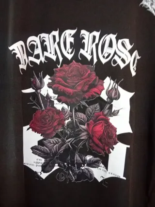 Camiseta Negra con Rosas Rojas