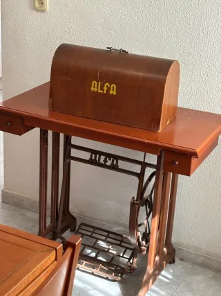 Máquina de coser Alfa de madera y metal