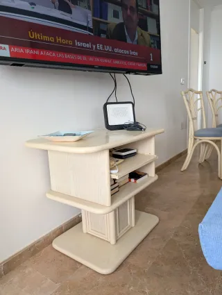 Mesa de TV de madera clara
