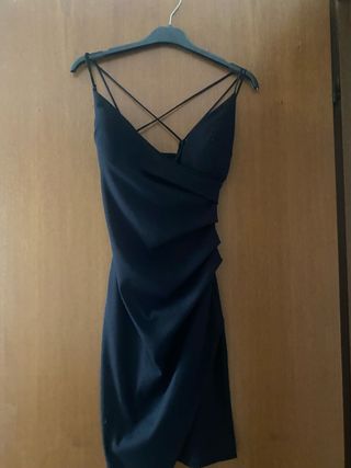 Vestito nero con spalline incrociate