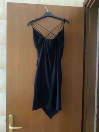 Vestito nero con spalline incrociate