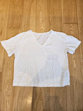 Camiseta blanca cuello pico