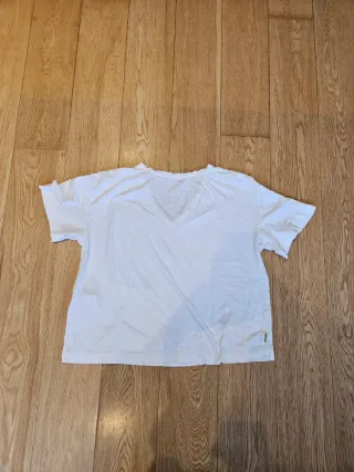 Camiseta blanca cuello pico