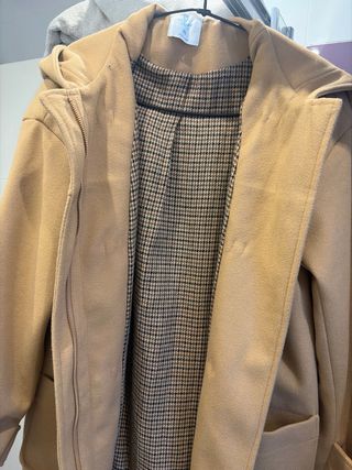 Abrigo parka marrón con capucha