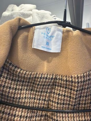 Abrigo parka marrón con capucha