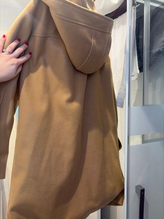 Abrigo parka marrón con capucha