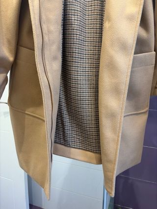 Abrigo parka marrón con capucha