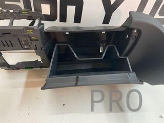 Guantera lado izquier peugeot 3008 ref: 9685168577