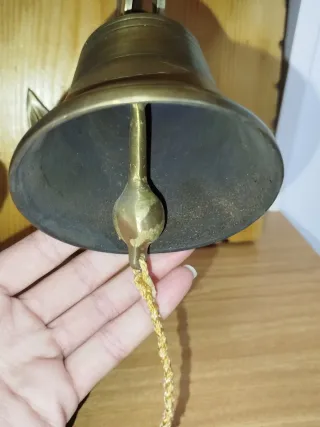 Campana de bronce náutica con ancla