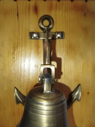 Campana de bronce náutica con ancla