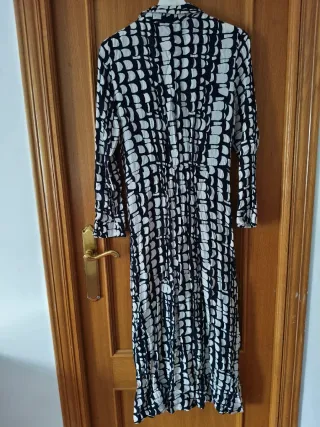 Vestido Zara Largo Estampado Blanco y Negro Talla