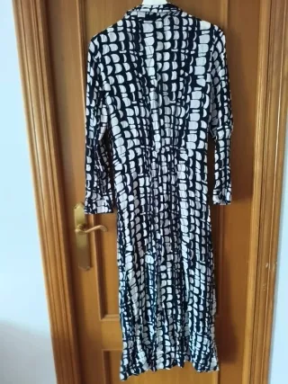 Vestido Zara Largo Estampado Blanco y Negro Talla