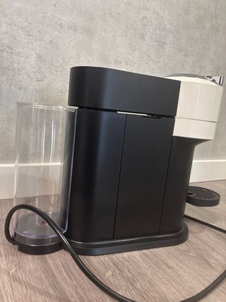 Cafetera Nespresso Vertuo Blanca y Negra