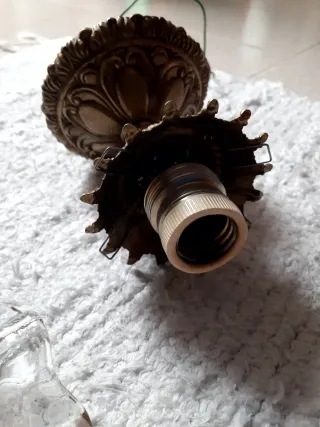 Lámpara dorada con tulipa de cristal soplado.