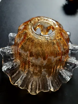 Lámpara dorada con tulipa de cristal soplado.