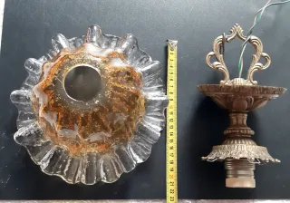 Lámpara dorada con tulipa de cristal soplado.