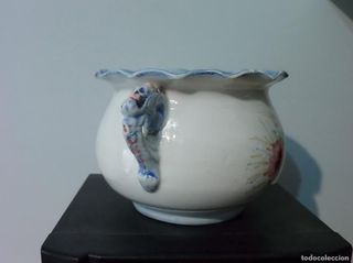 Recipiente de cerámica con flores