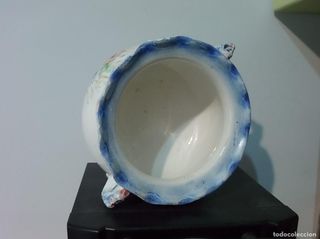 Recipiente de cerámica con flores