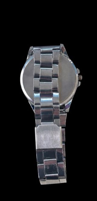 Reloj verde y plateado