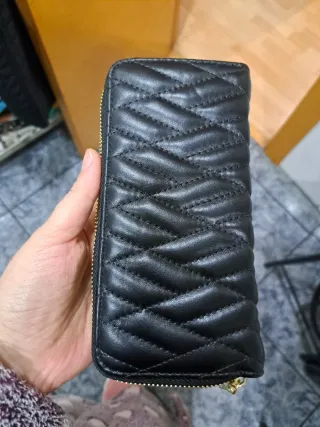 Cartera de mujer negra con detalle dorado