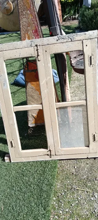 Bonita ventana antigua de madera