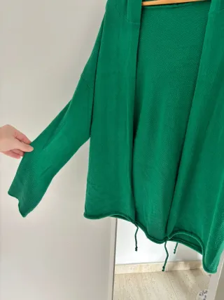 Chaqueta verde con capucha