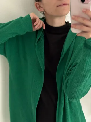 Chaqueta verde con capucha