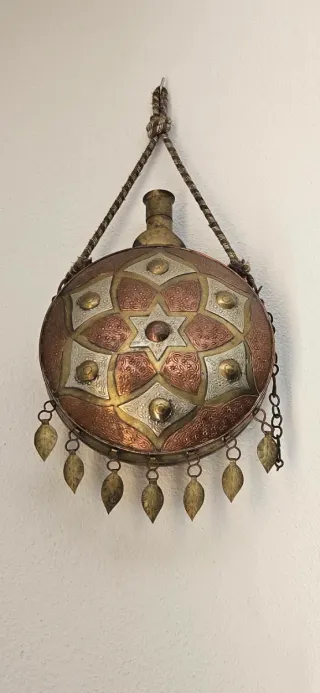 Cantimplora antigua de pólvora decorada