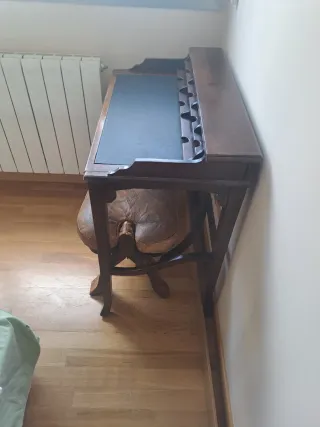 Escritorio y taburete de madera
