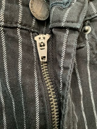 Pantalón negro de rayas