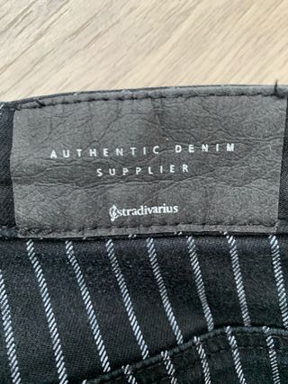 Pantalón negro de rayas