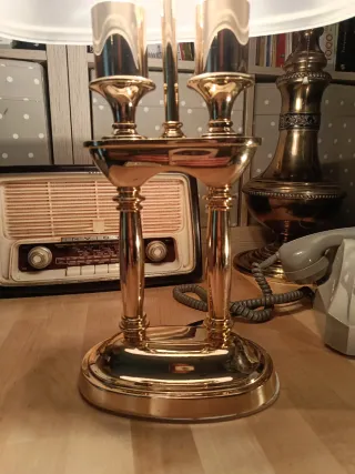 Lámpara de mesa dorada con tulipa de vidrio