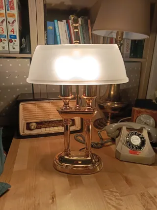 Lámpara de mesa dorada con tulipa de vidrio