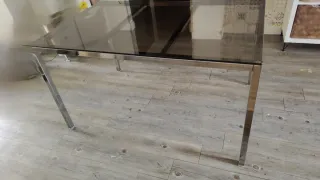 Mesa de cristal y metal