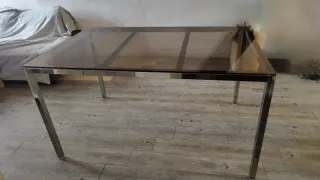 Mesa de cristal y metal