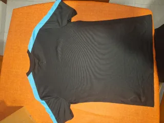 Camiseta deportiva Nike negra y azul