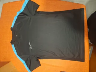 Camiseta deportiva Nike negra y azul