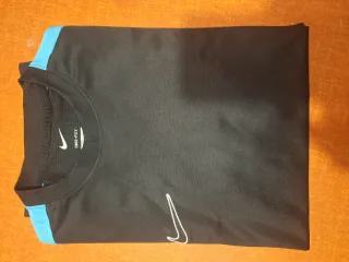Camiseta deportiva Nike negra y azul