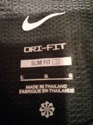 Camiseta deportiva Nike negra y azul