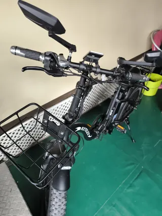 Bicicleta eléctrica negra poco uso