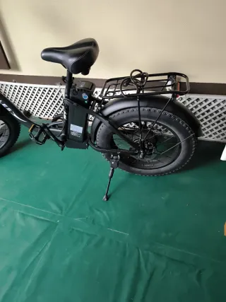 Bicicleta eléctrica negra poco uso