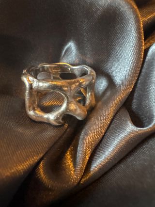 Anillo con huecos plateado