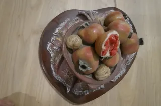 Decoración centro mesa con granadas y nueces