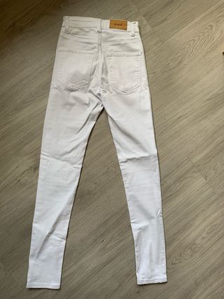 Pantalón blanco pitillo tiro alto
