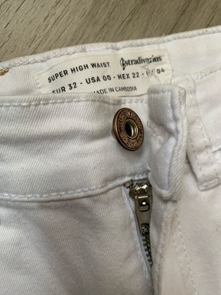 Pantalón blanco pitillo tiro alto