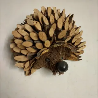 Porcospino decorativo fatto a mano in legno