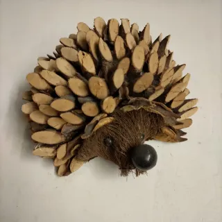 Porcospino decorativo fatto a mano in legno