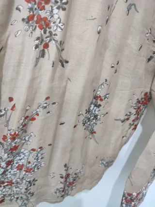 Blusa fina estampado floral beige