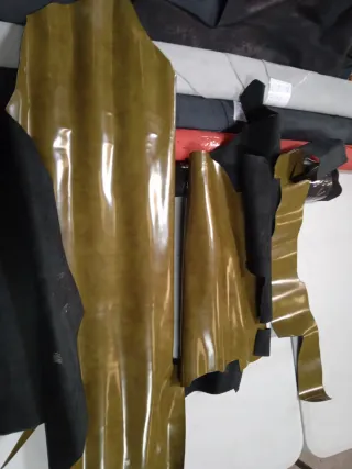 Recorte de charol color verde oliva. 15€