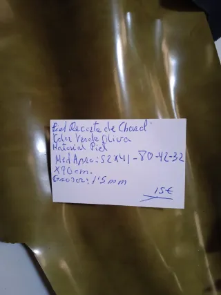 Recorte de charol color verde oliva. 15€